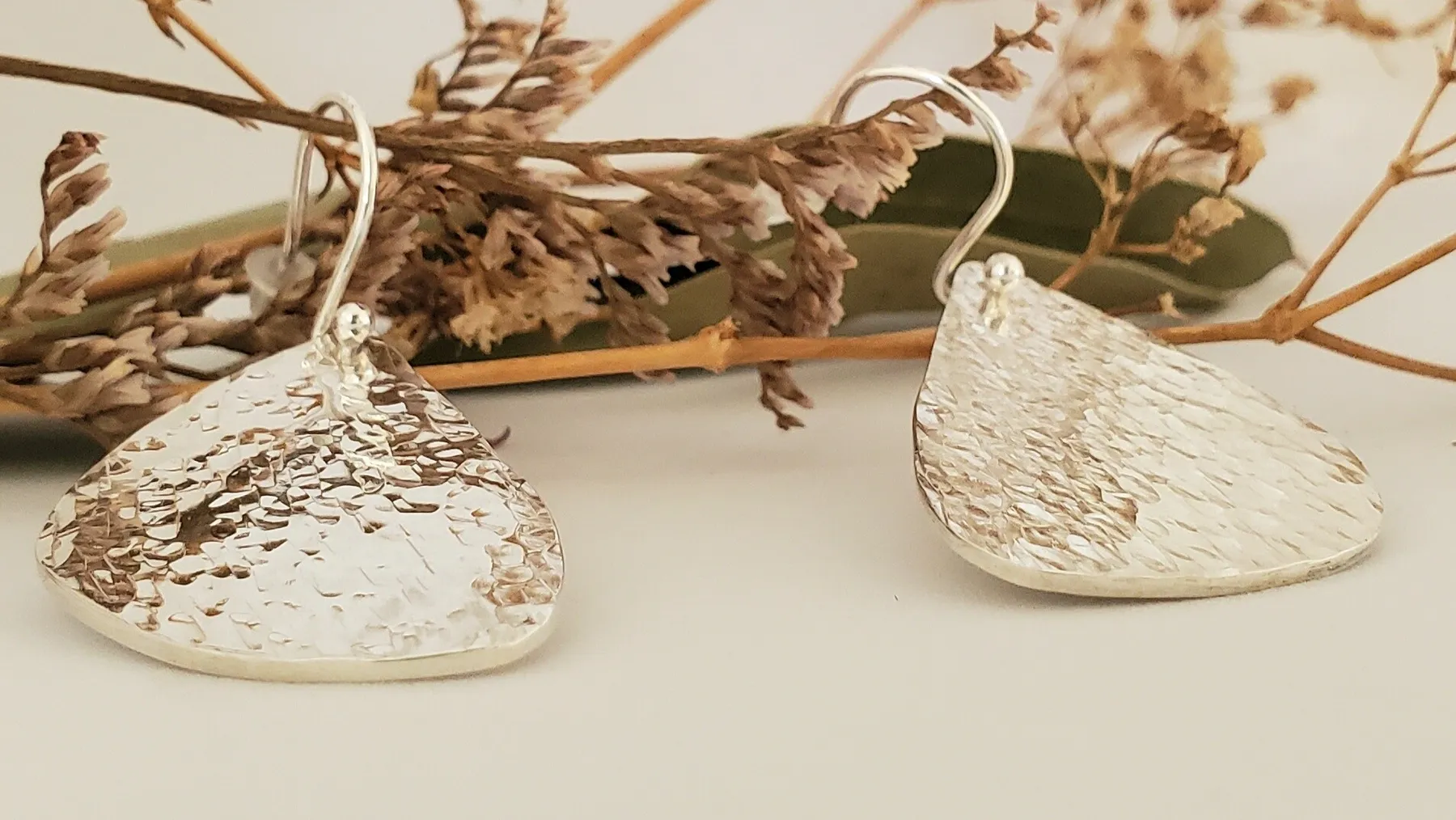 Réalisez vos boucles d'oreilles martelées en argent avec Sylvie - Afbeelding nr. 4 - Wecandoo