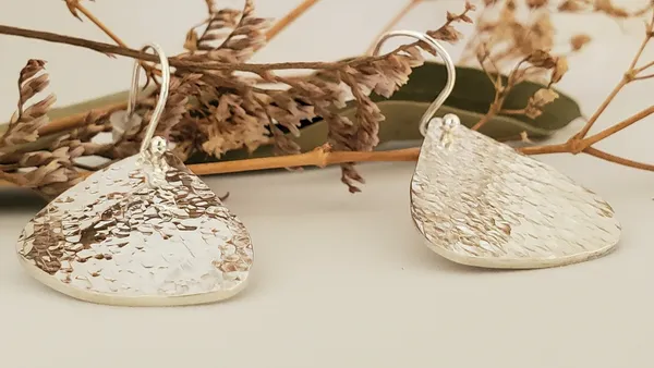 Réalisez vos boucles d'oreilles martelées en argent avec Sylvie - Image n°4 - Wecandoo