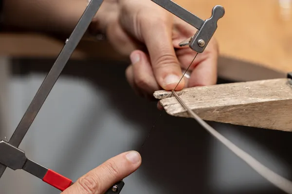 Réalisez vos boucles d'oreilles martelées en argent avec Sylvie - Image n°3 - Wecandoo