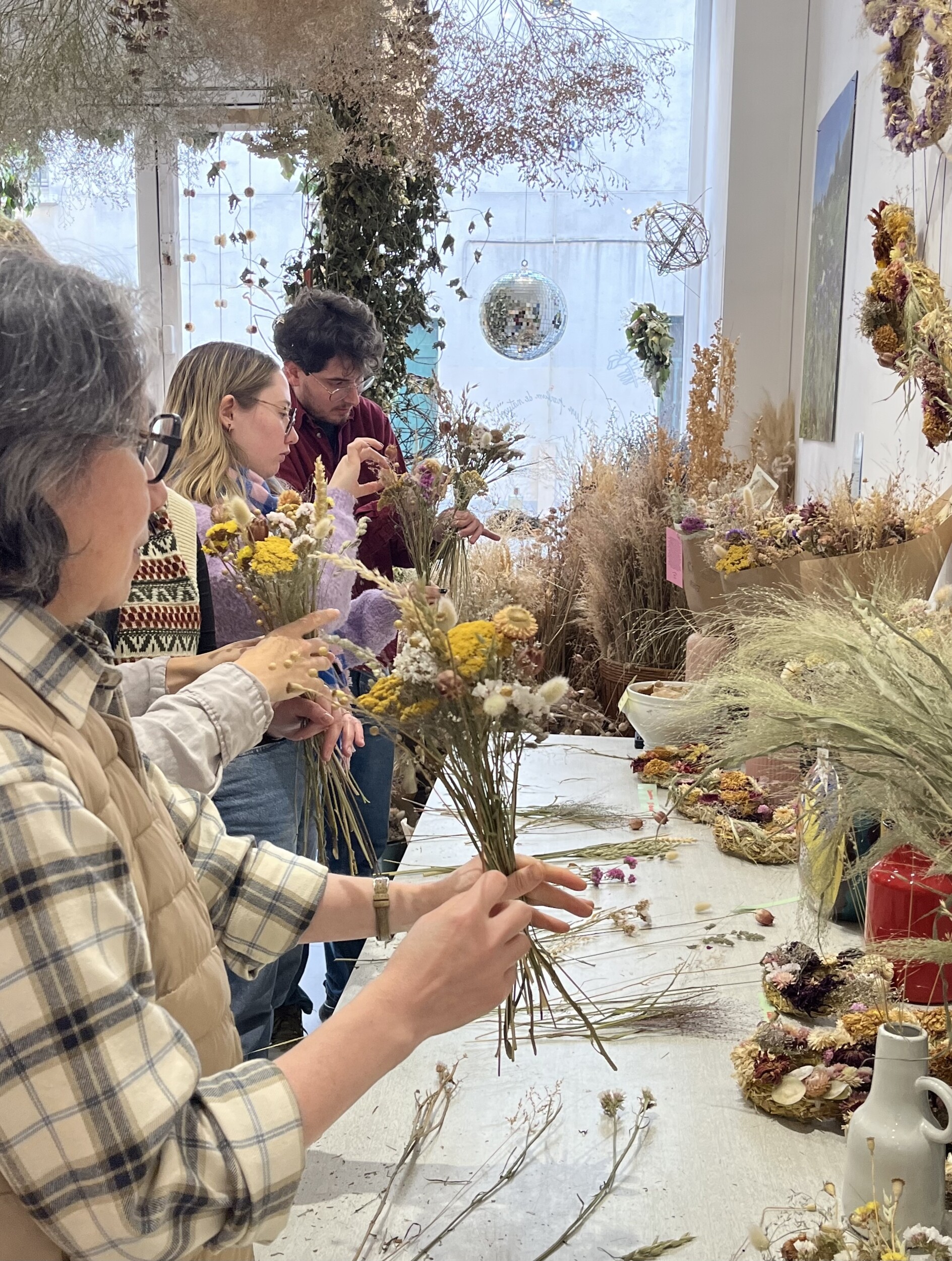 Wecandoo - Composez votre bouquet de fleurs séchées 100% naturelles avec Sophie et l'équipe de la ferme florale - Image n°2