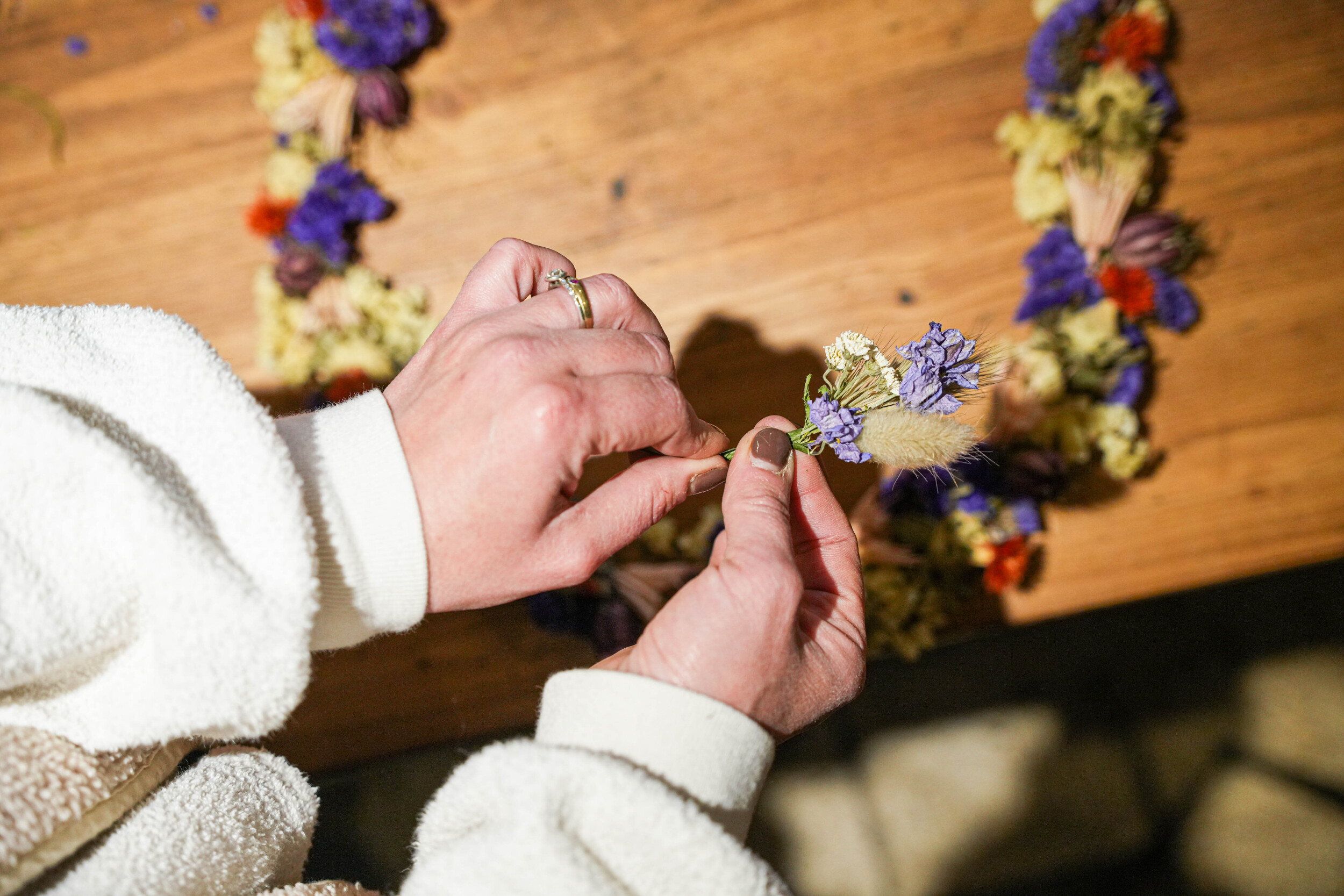 Wecandoo - Réalisez votre couronne murale en fleurs séchées avec Mathilde et Coline - Image n°2