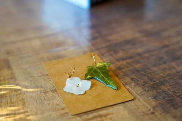 Create your own botanical jewellery with Luíza - Image n°3 - Wecandoo