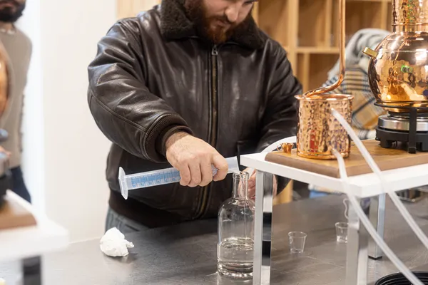 Distillez votre bouteille de gin en duo avec Bernard - Image n°1 - Wecandoo