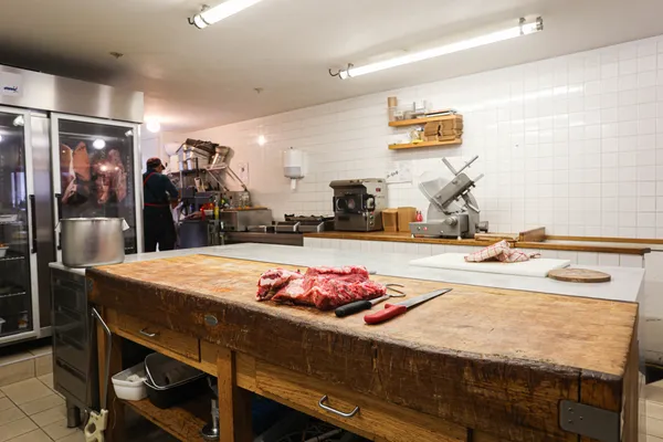 Réunissez votre équipe et participez à une dégustation raffinée de viandes et de vins avec Simon et son équipe - Afbeelding nr. 3 - Wecandoo