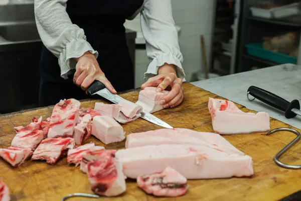 Réunissez votre équipe et découvrez les secrets de la boucherie artisanale avec Simon et son équipe - Afbeelding nr. 1 - Wecandoo