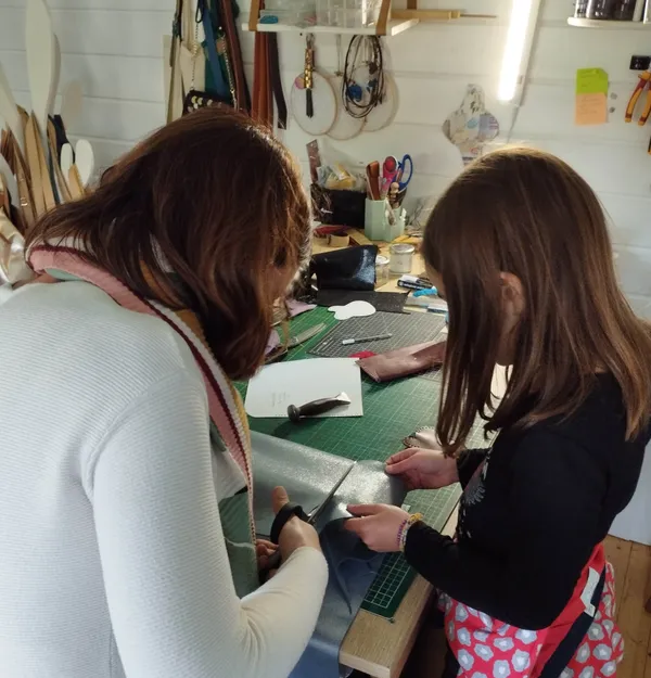 Initiez-vous à la maroquinerie en famille avec Emma - Image n°3 - Wecandoo