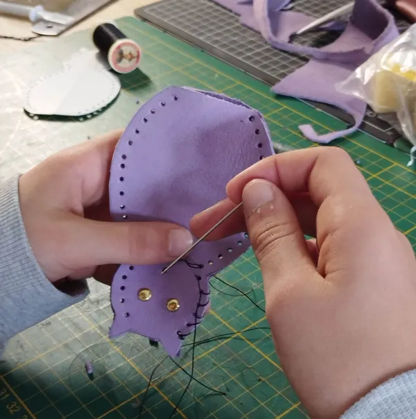 Initiez-vous à la maroquinerie en famille avec Emma - Image n°4 - Wecandoo