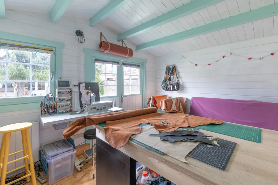 Initiez-vous à la maroquinerie en famille avec Emma - Image n°1 - Wecandoo