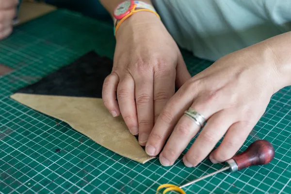 Initiez-vous à la maroquinerie en famille avec Emma - Image n°5 - Wecandoo