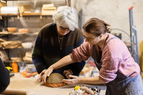 Modelez votre set apéro en céramique avec Claire - Image n°4 - Wecandoo