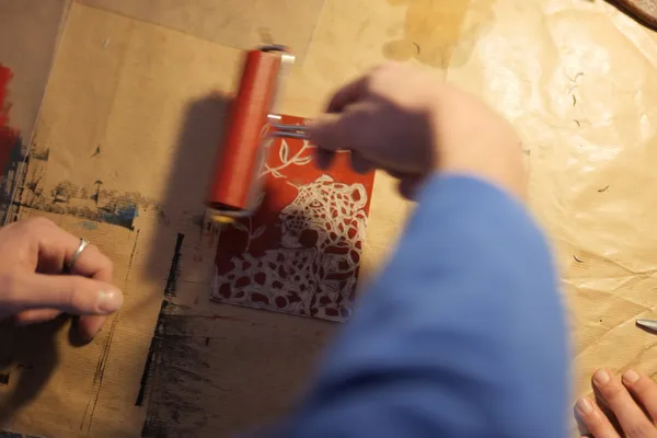 Initiez-vous à la linogravure avec Clara - Image n°2 - Wecandoo