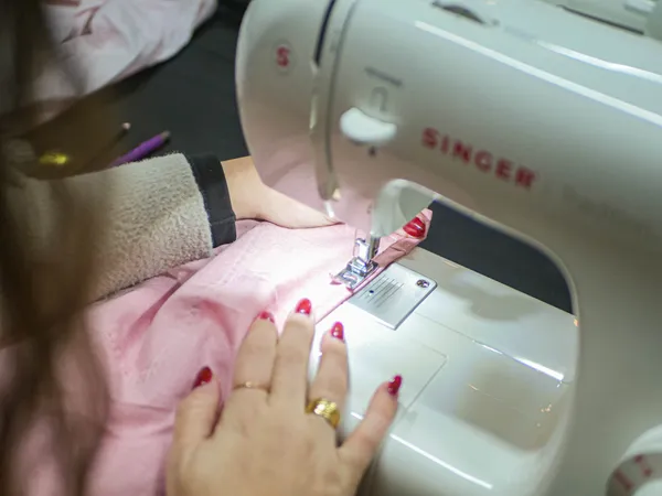 Créez votre blouse upcyclée à partir d'une chemise avec Pauline - Image n°4 - Wecandoo