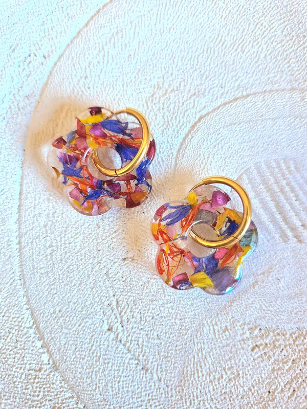 Créez vos boucles d'oreilles fleuries en résine avec Julie - Image n°3 - Wecandoo
