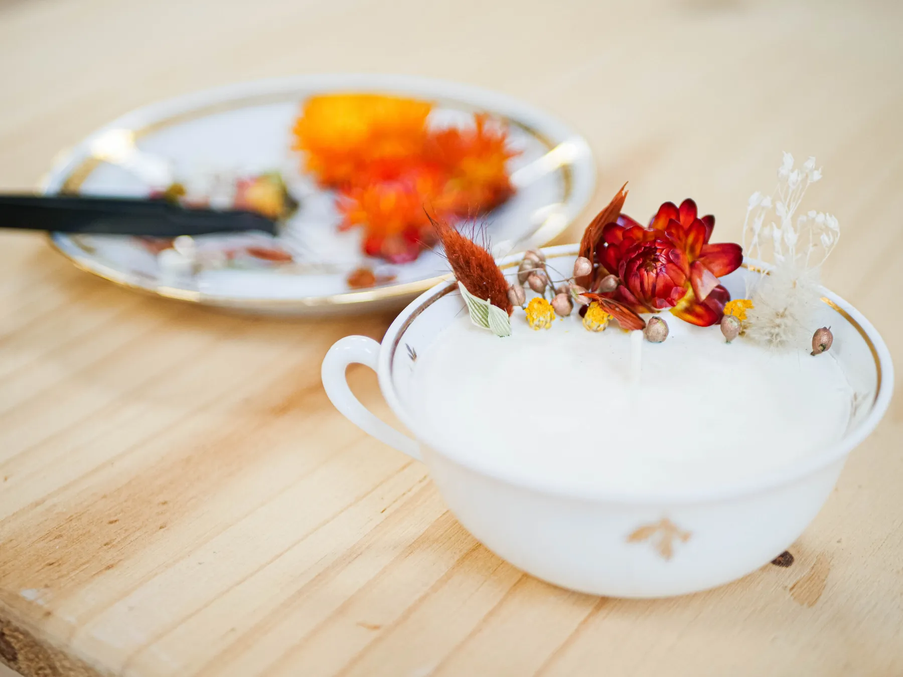 Réalisez votre bougie fleurie dans un contenant original et upcyclé avec Emma - Image n°1 - Wecandoo