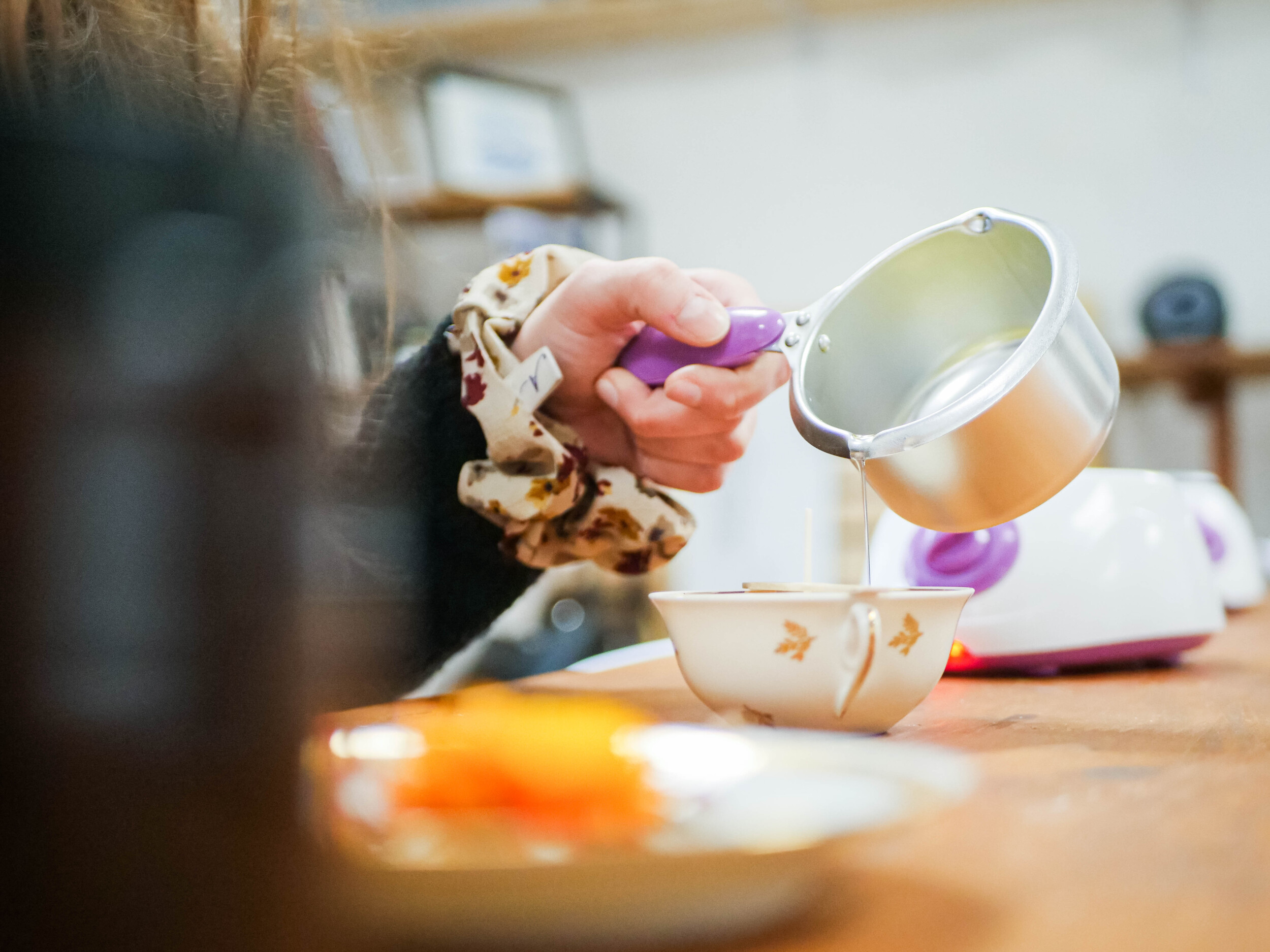 Wecandoo - Réalisez votre bougie fleurie dans un contenant original et upcyclé avec Emma - Image n°2