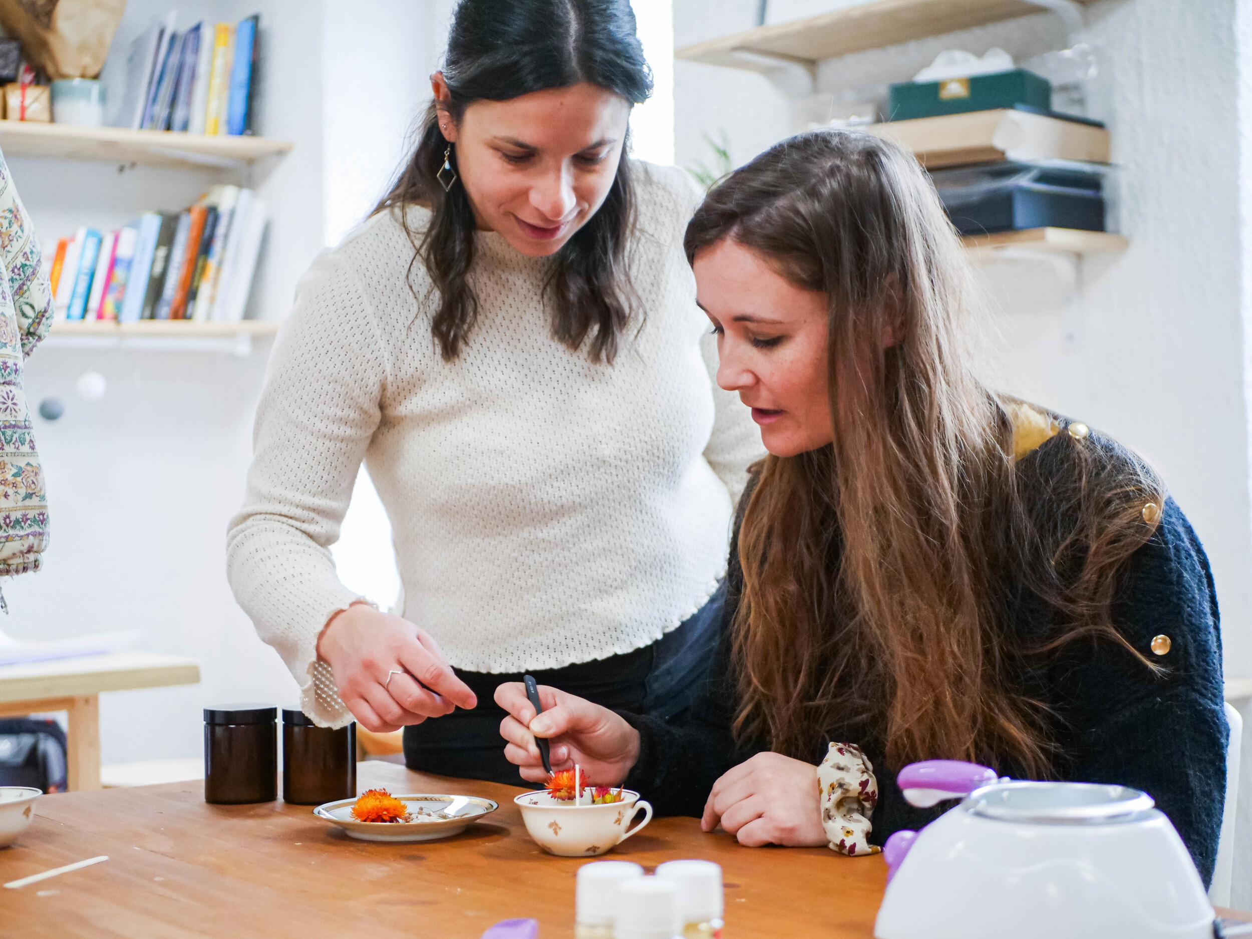 Wecandoo - Réalisez votre bougie fleurie dans un contenant original et upcyclé avec Emma - Image n°3