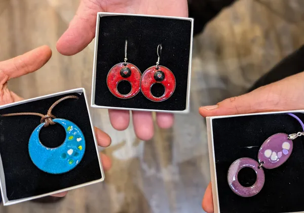 Réalisez vos boucles d'oreilles en émaux sur cuivre avec Sophie - Image n°5 - Wecandoo