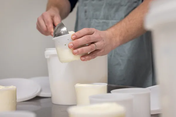 Fabriquez un St Marcell'eaux, du fromage frais et du fromage blanc avec Anaïs - Image n°5 - Wecandoo