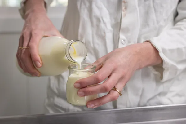 Fabriquez un St Marcell'eaux, du fromage frais et du fromage blanc avec Anaïs - Image n°2 - Wecandoo