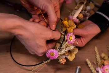 Réalisez vos couronnes de fleurs avec votre enfant