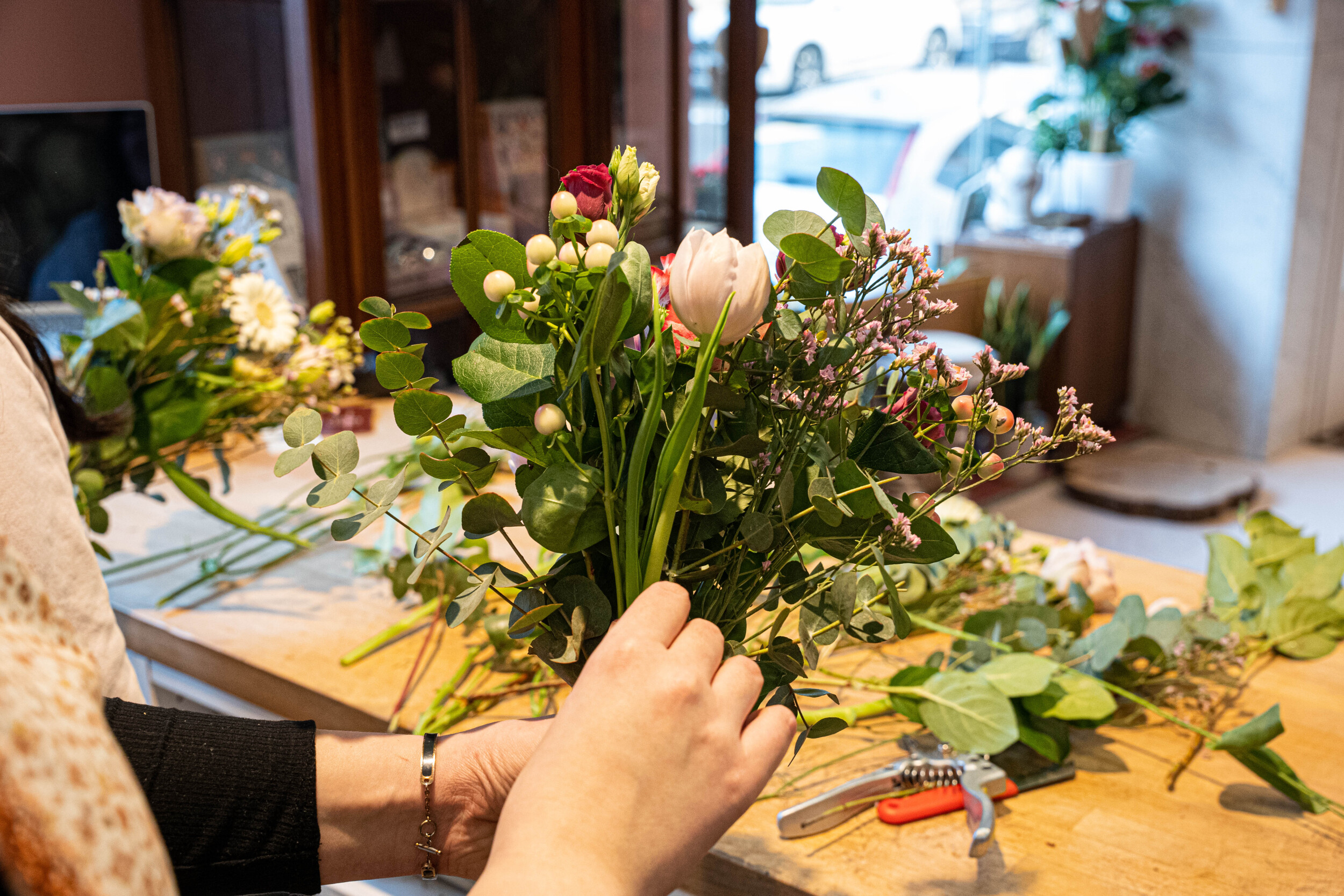 Wecandoo - Réalisez votre bouquet de fleurs fraîches avec Marie - Image n°1