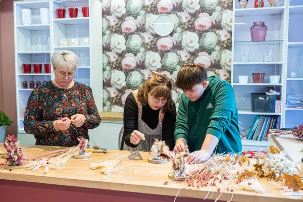 Réalisez votre cloche de fleurs séchées avec Marie - Image n°3 - Wecandoo