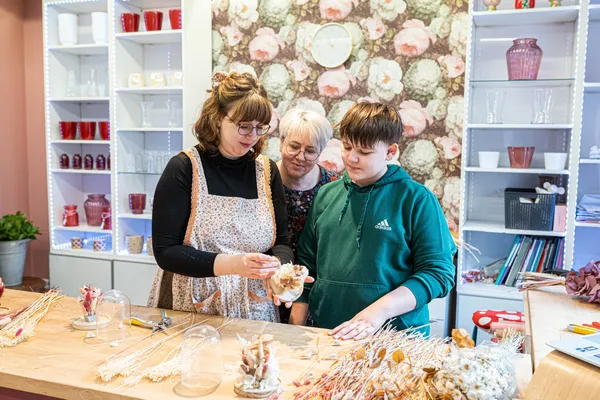 Réalisez votre cloche de fleurs séchées avec Marie - Image n°2 - Wecandoo