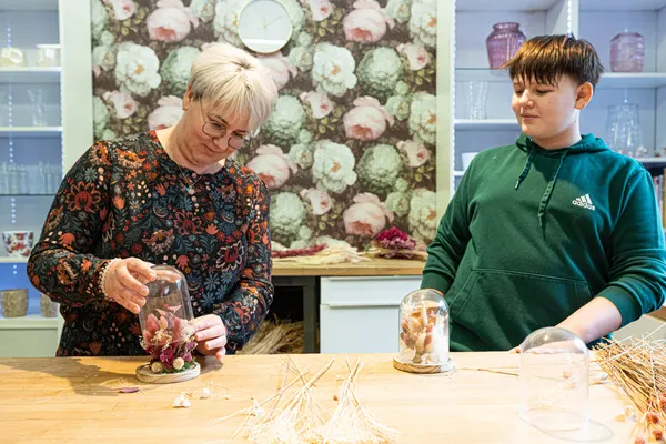 Réalisez votre cloche fleurie en duo avec votre enfant, accompagnés par Marie - Image n°2 - Wecandoo