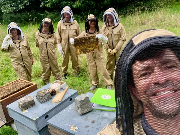 Réunissez votre équipe et plongez au cœur de l’univers fascinant des abeilles avec Dieter - Image n°3 - Wecandoo