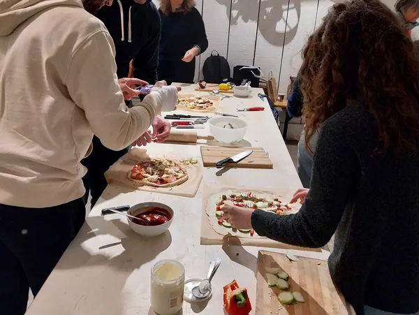 Réalisez et dégustez vos pizzas en équipe avec Antoine - Image n°5 - Wecandoo