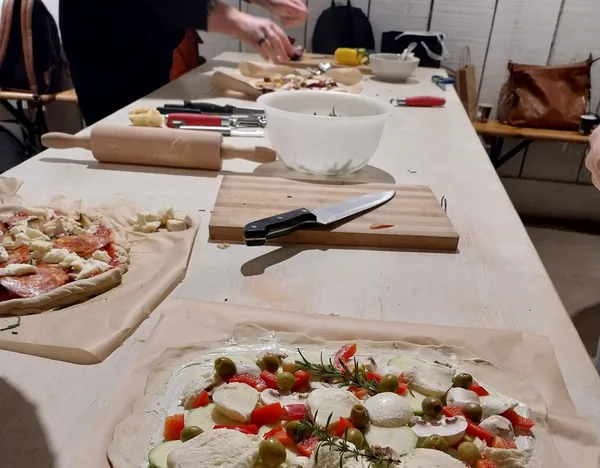 Réalisez et dégustez vos pizzas en équipe avec Antoine - Image n°3 - Wecandoo