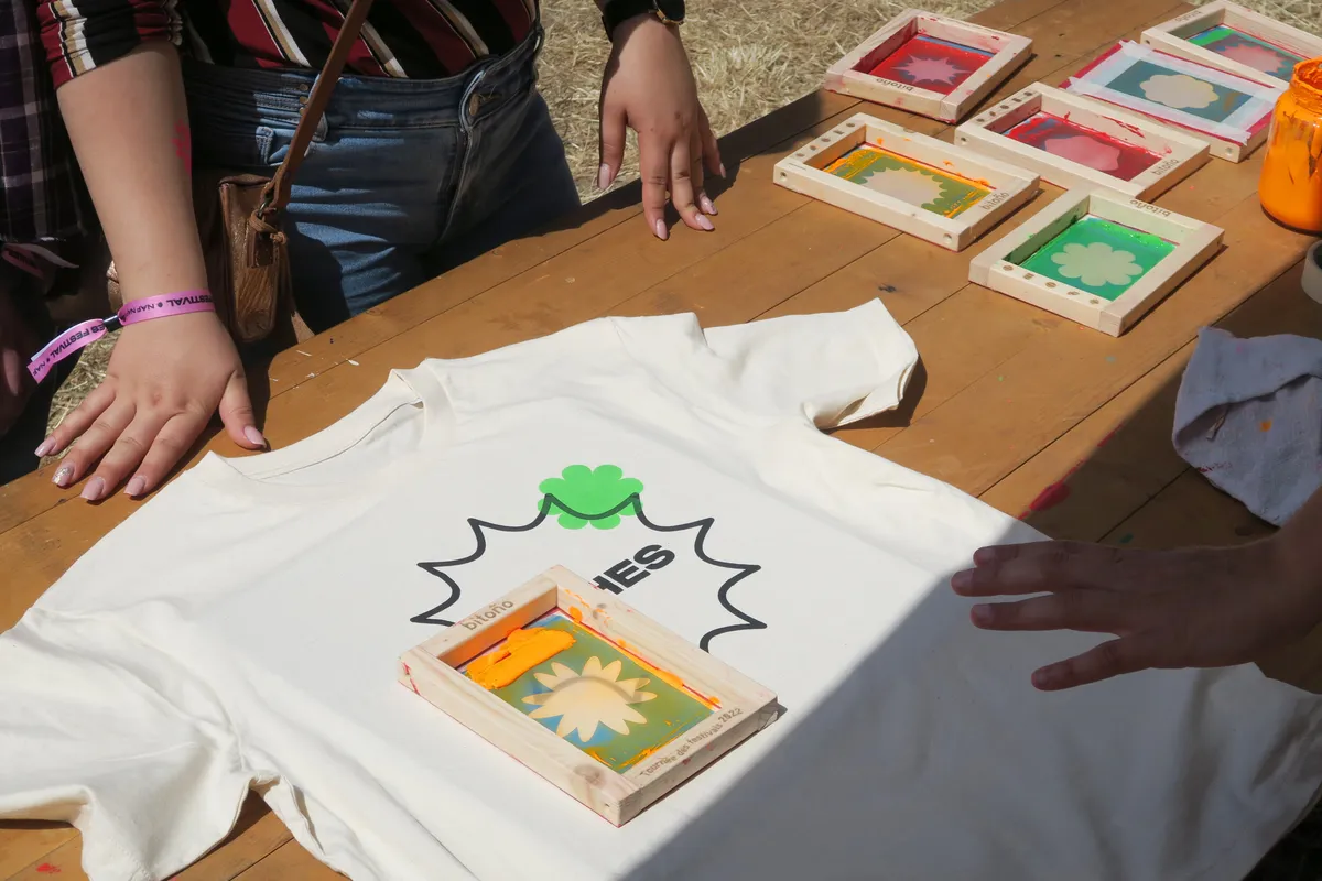 Discover screen printing as a team