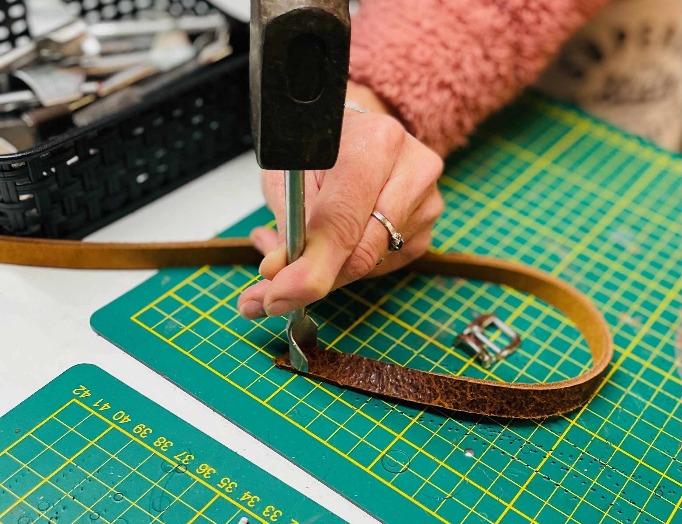 Wecandoo - Design your own personalised leather belt with Géraldine - Image n°6