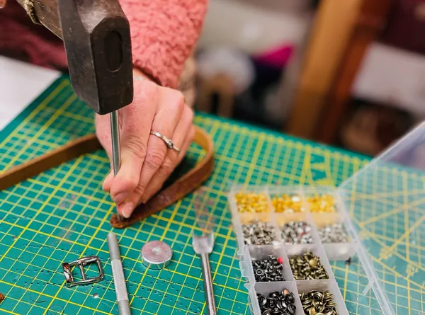 Design your own personalised leather belt with Géraldine - Image n°5 - Wecandoo