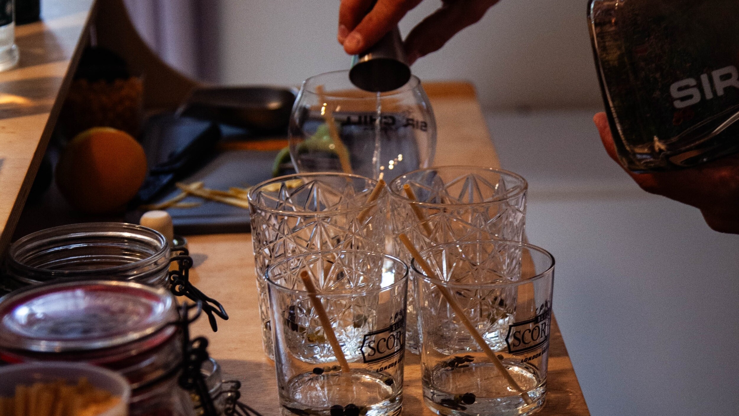 Créez et dégustez des cocktails exclusifs à base de gin avec Quentin - Image n°2 - Wecandoo