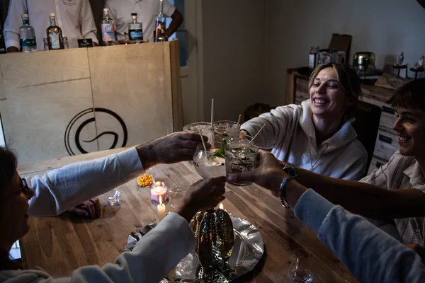 Créez et dégustez des cocktails exclusifs à base de gin avec Quentin - Image n°3 - Wecandoo