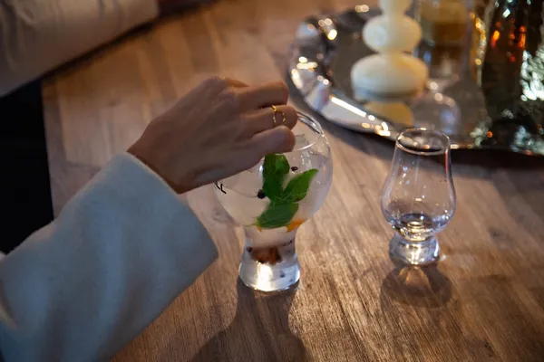 Créez et dégustez des cocktails exclusifs à base de gin avec Quentin - Image n°4 - Wecandoo