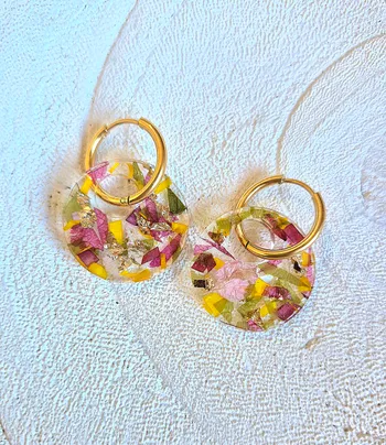 Créez vos boucles d'oreilles fleuries en résine