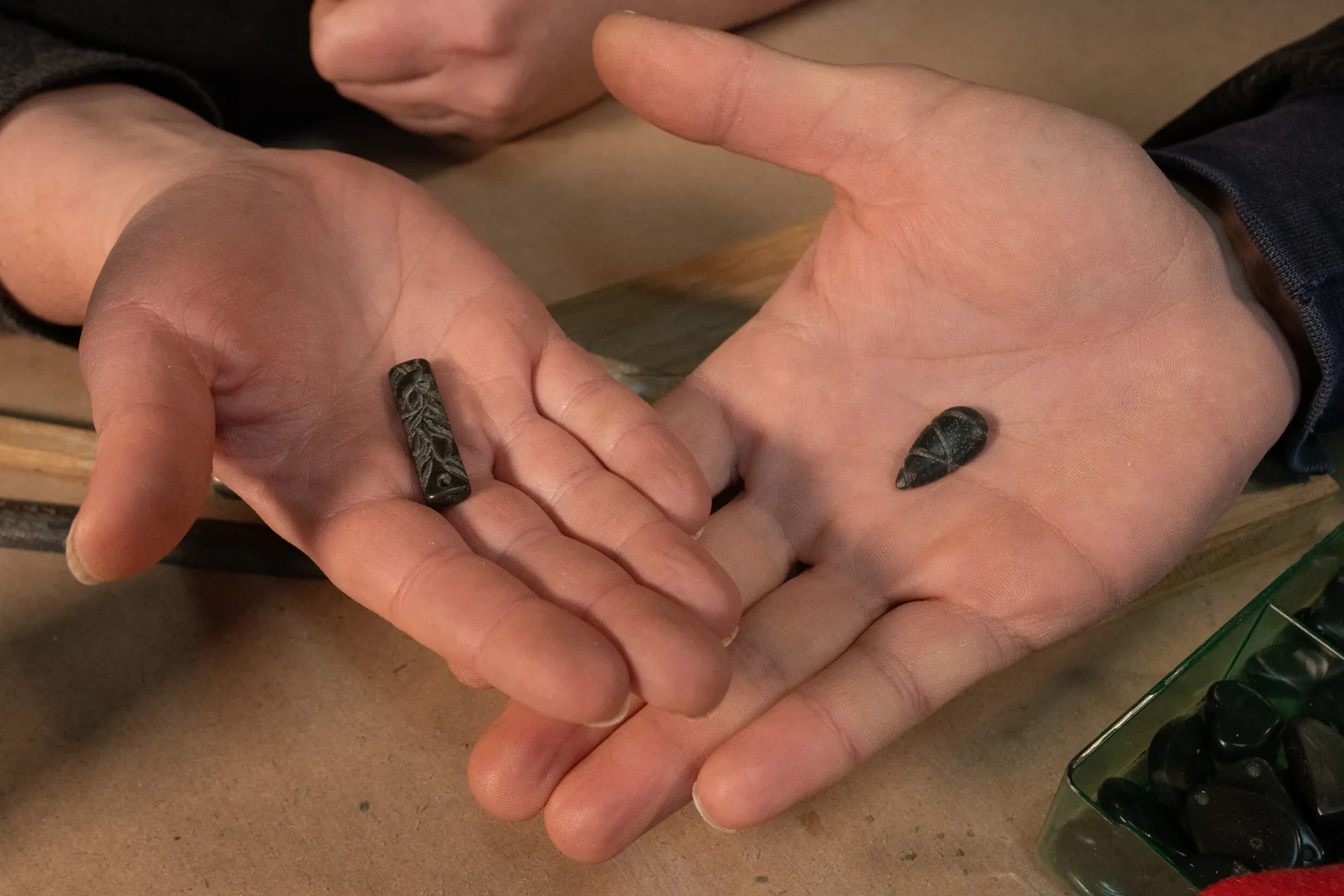 Réalisez votre pendentif en argent en fonte au sable avec Charlotte - Image n°4 - Wecandoo