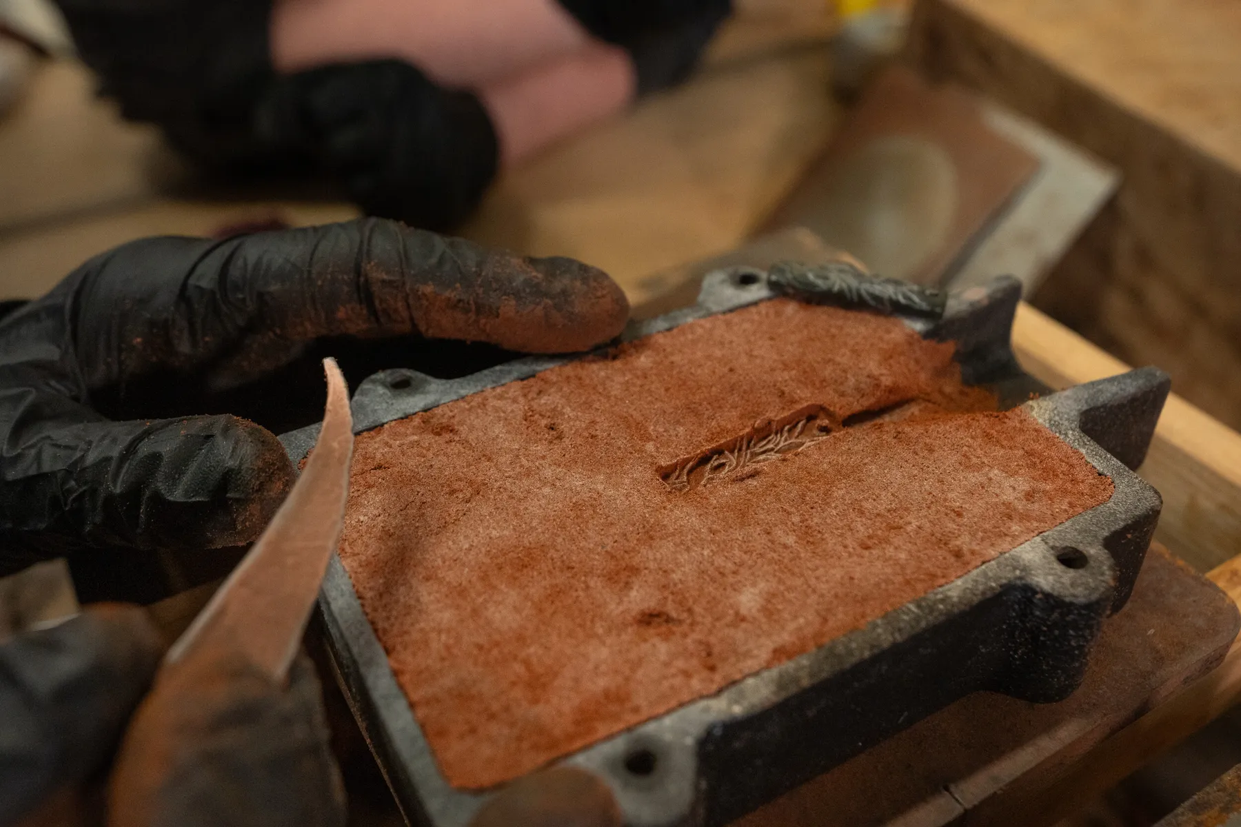 Réalisez votre pendentif en argent en fonte au sable avec Charlotte - Image n°5 - Wecandoo