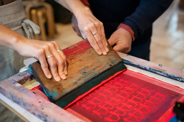 Initiez-vous à la sérigraphie sur papier et textile avec René - Image n°3 - Wecandoo