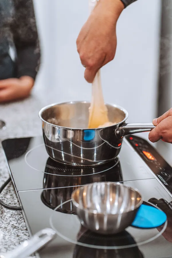 Réalisez deux délicieux flans pâtissiers avec Lili et Chloé - Image n°2 - Wecandoo