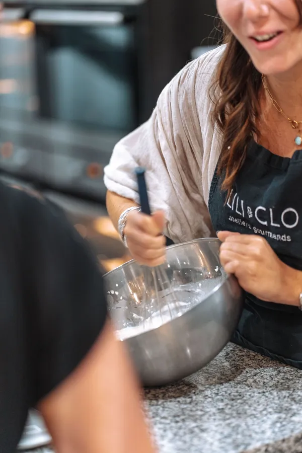 Réalisez deux délicieux flans pâtissiers avec Lili et Chloé - Image n°3 - Wecandoo