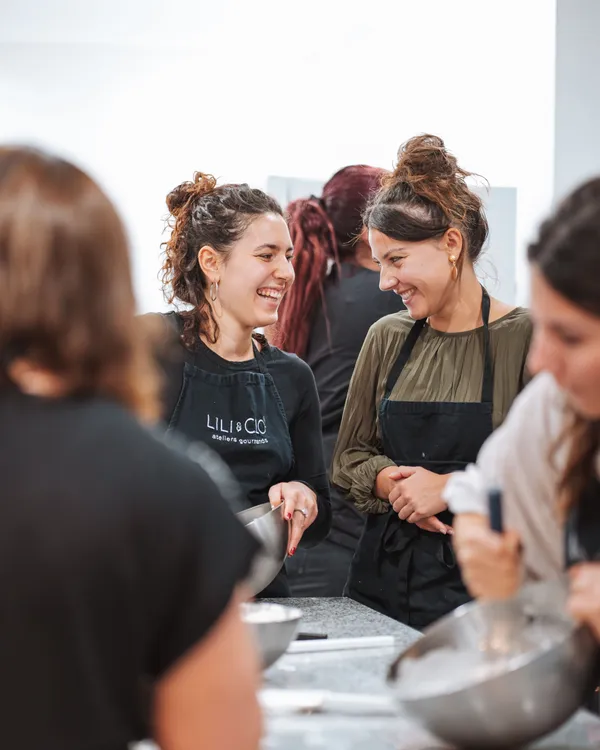 Réalisez deux délicieux flans pâtissiers avec Lili et Chloé - Image n°4 - Wecandoo
