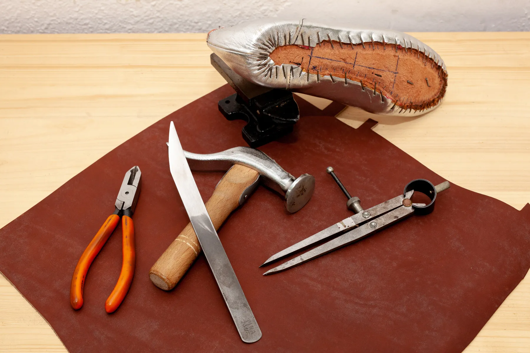 Découvrez les secrets de fabrication d'une paire de chaussures avec Audrey - Image n°1 - Wecandoo