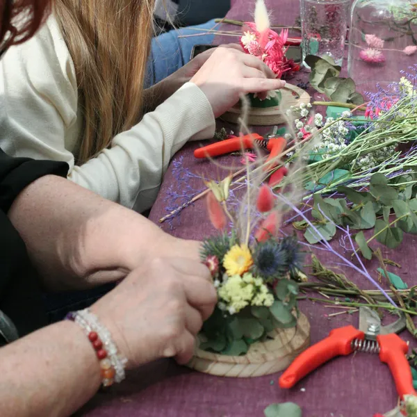 Réalisez votre cloche de fleurs séchées - Image n°4 - Wecandoo