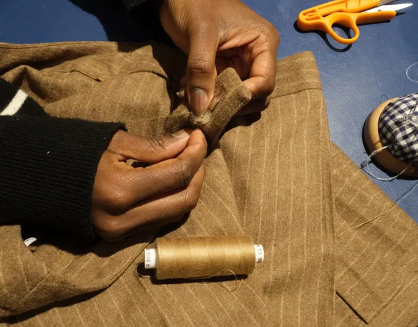 Apprenez à retoucher vos vêtements sans machine avec Esther - Afbeelding nr. 3 - Wecandoo