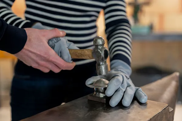 Plongez dans l’univers du travail du métal avec Antoine - Image n°4 - Wecandoo