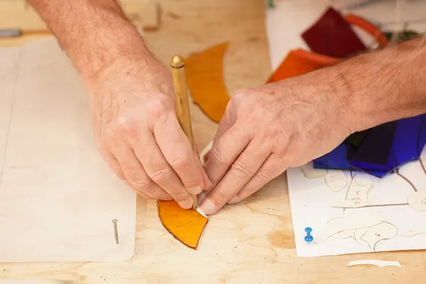 Découvrez l'art du vitrail au plomb sur une journée avec Alain - Image n°2 - Wecandoo