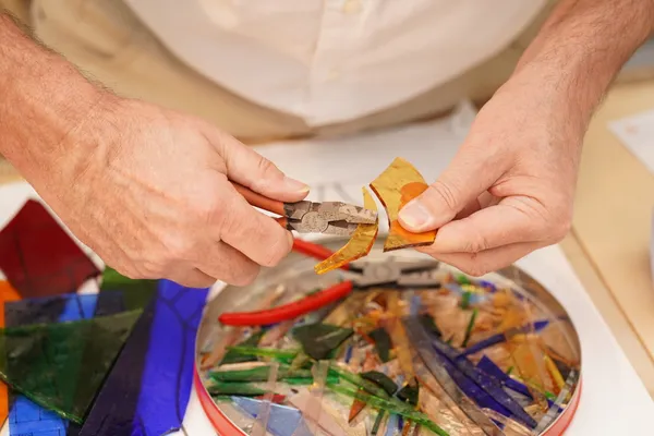 Découvrez l'art du vitrail au plomb sur une journée avec Alain - Image n°5 - Wecandoo